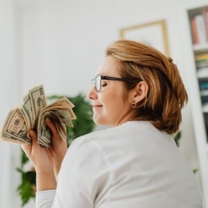 Quanto o INSS paga de salário-maternidade em 2026? Entenda o valor